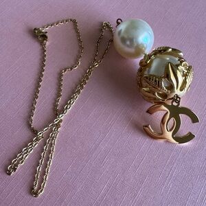 Chic Gold and Pearl Necklace